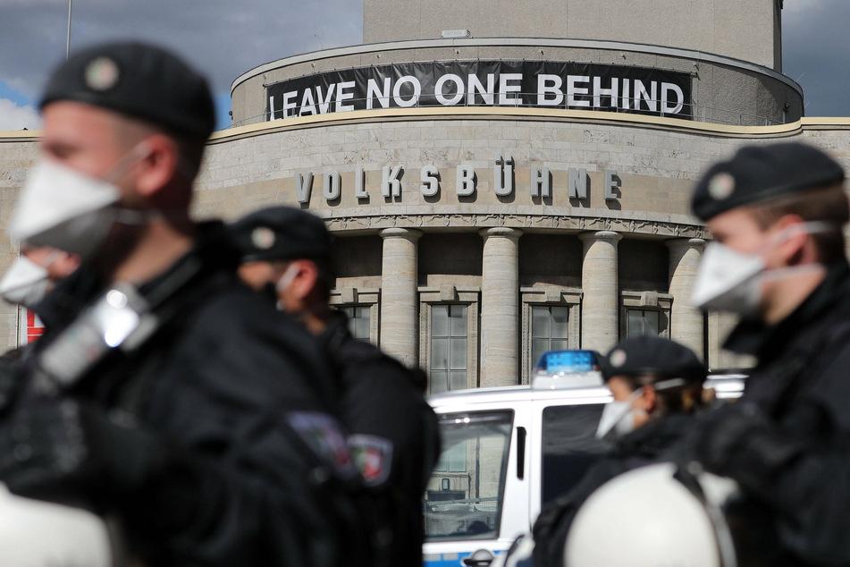 An der Volksbühne wurde gegen die Corona-Maßnahmen demonstriert.