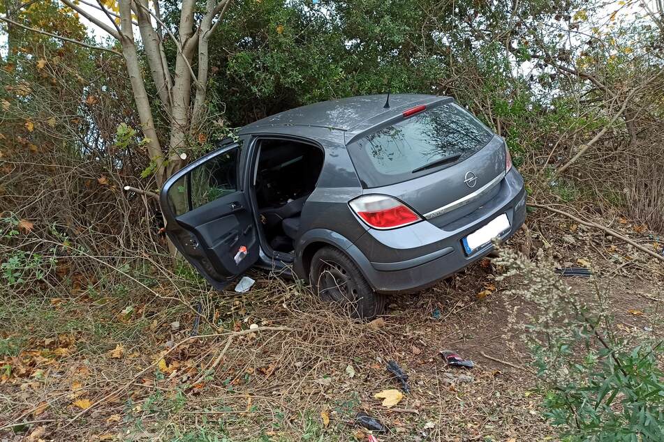 Frau kollidiert nach "Krankheitsfall" mit Baum und wird schwer verletzt