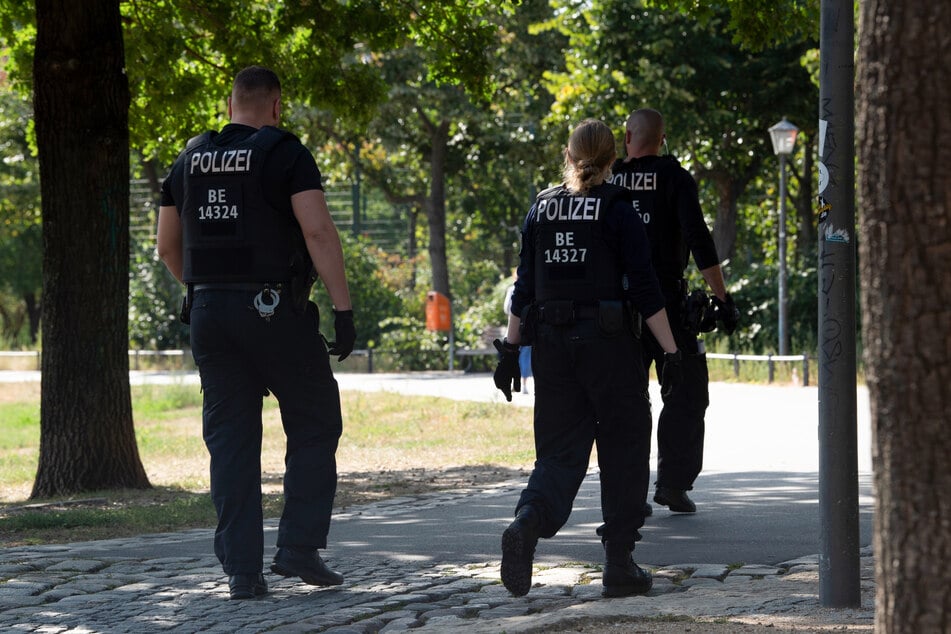 Mit mehr Polizeipräsenz will die Stadt der Drogenkriminalität in der Grünanlage Herr werden. (Archivbild)