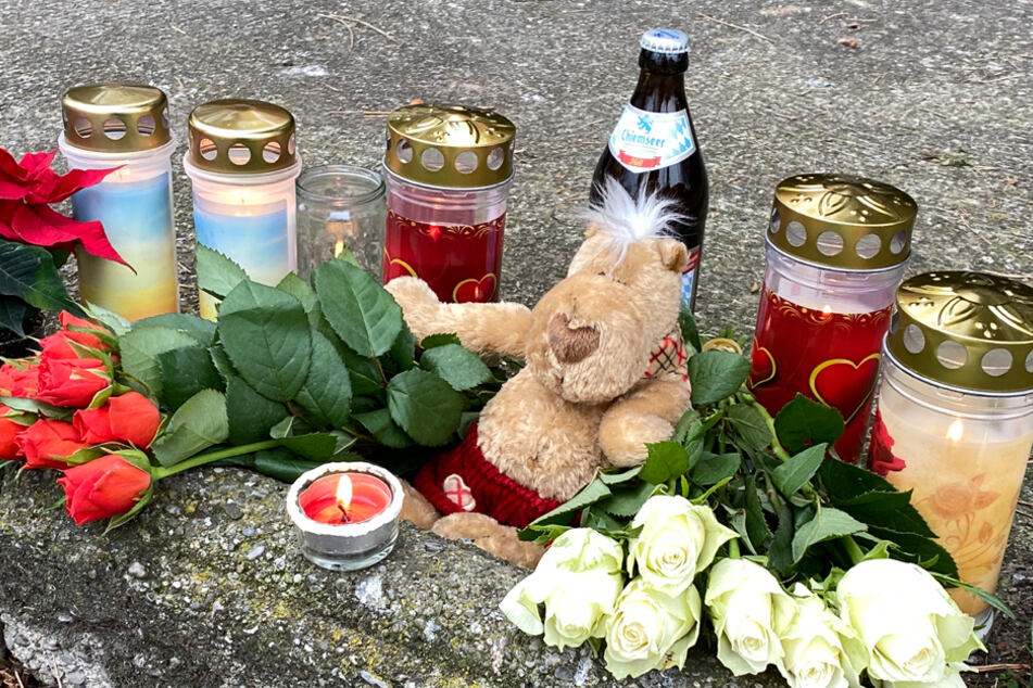 Am Tatort haben Trauernde Kerzen, Blumen und andere Gegenstände niedergelegt.