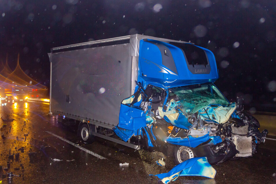 Unfall A8: Führerhaus komplett zerstört: Doch der Fahrer dieses Transporters hatte Glück!