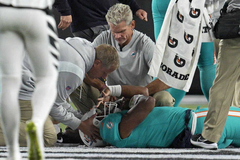 Verkrampfte Finger, starke Schmerzen: Dolphins-Quarterback Tua Tagovailoa (25) erlitt zwei schwere Kopfverletzungen in nur vier Tagen.