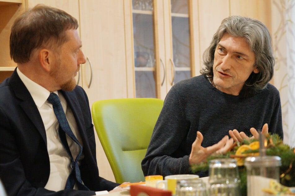 Bei Kaffee und Kuchen kamen Ministerpräsident Michael Kretschmer (50, l.) und Attila Mattukat (55) zunächst ins Gespräch über das Tageshospiz.