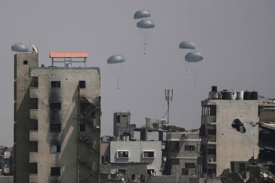 Humanitäre Hilfe wird über Gaza-Stadt im Gaza-Streifen abgeworfen.
