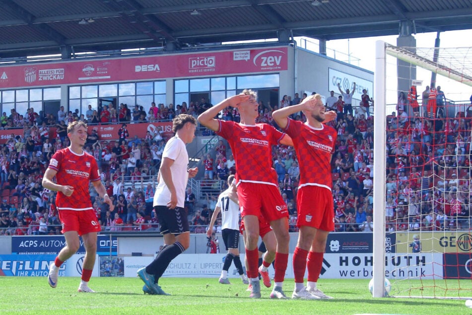 Salutieren Lukas Eixler und Max Somnitz (beide 22, r.) den Zwickauer Fans auch noch in der nächsten Saison?