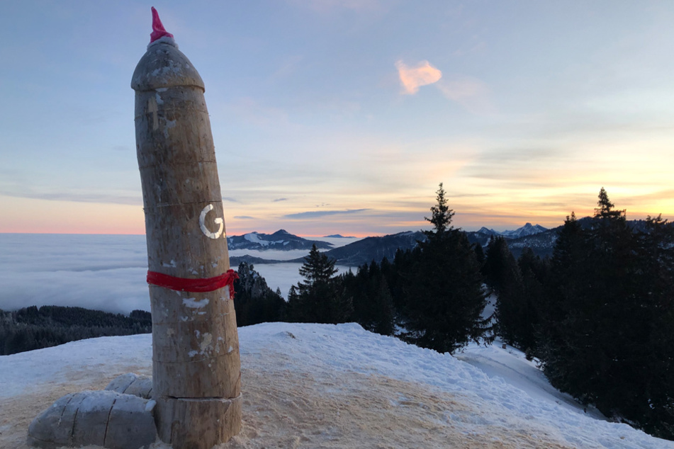 Er steht wieder: Der zersägte Holzpenis wurde wieder aufgerichtet.