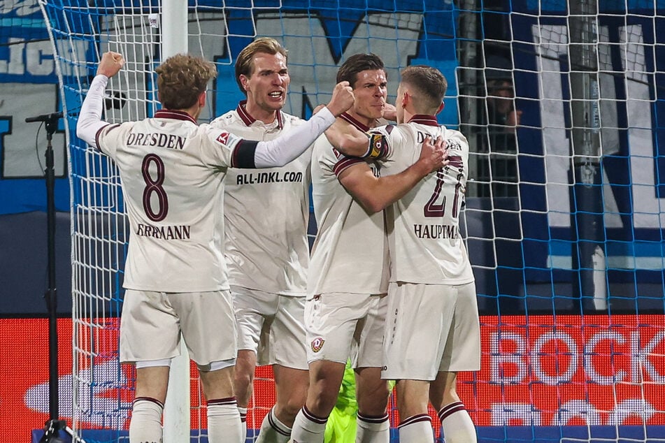 Alexander Rossipal (2.v.r.) wurde vom Kicker in die Elf des Tages berufen.