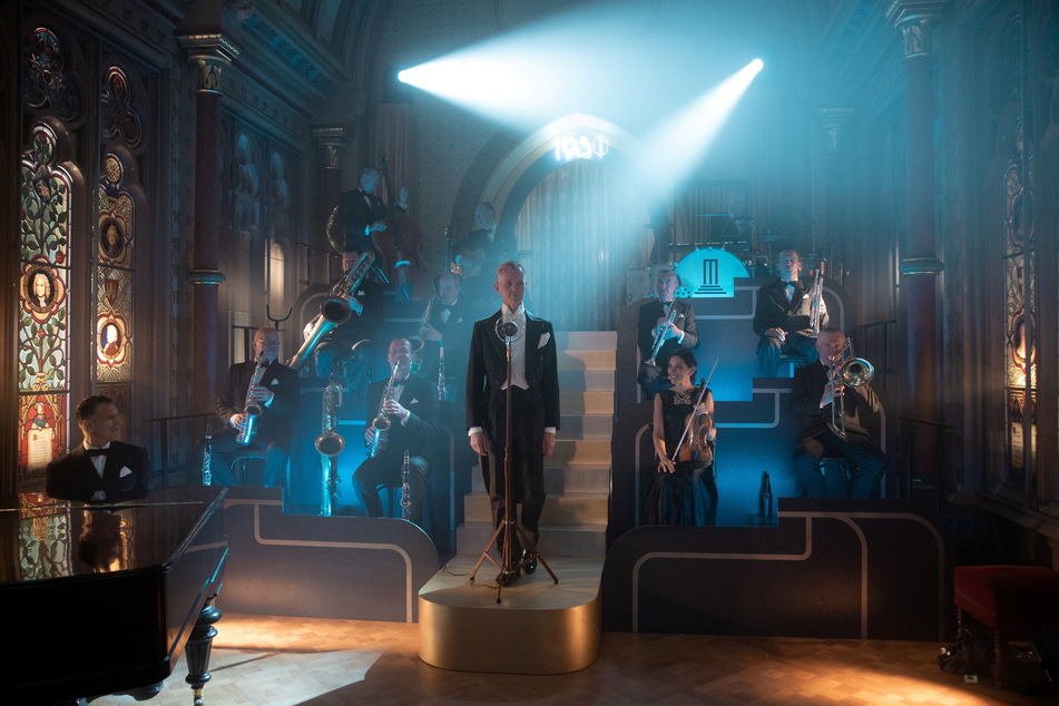 Max Raabe (59) bringt den Titeltrack zum neuen Album "Babylon Berlin"-Serie.