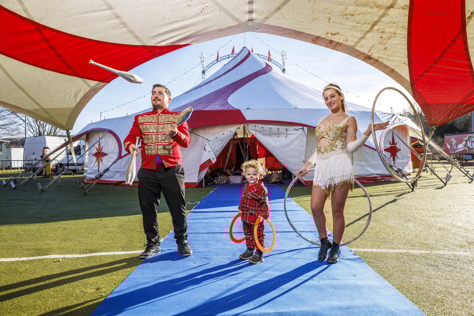 Chef-Clown Jeffrey Endres (27), Junior-Clown Cayden (1) und Artistin Vivian Lauenburger (27) hoffen auf viele Zirkus-Besucher.