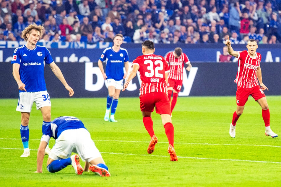 Der FC Schalke 04 am Boden! Die Königsblauen unterlagen dem Spitzenteam SC Freiburg und hängen weiter auf Platz 18 fest.