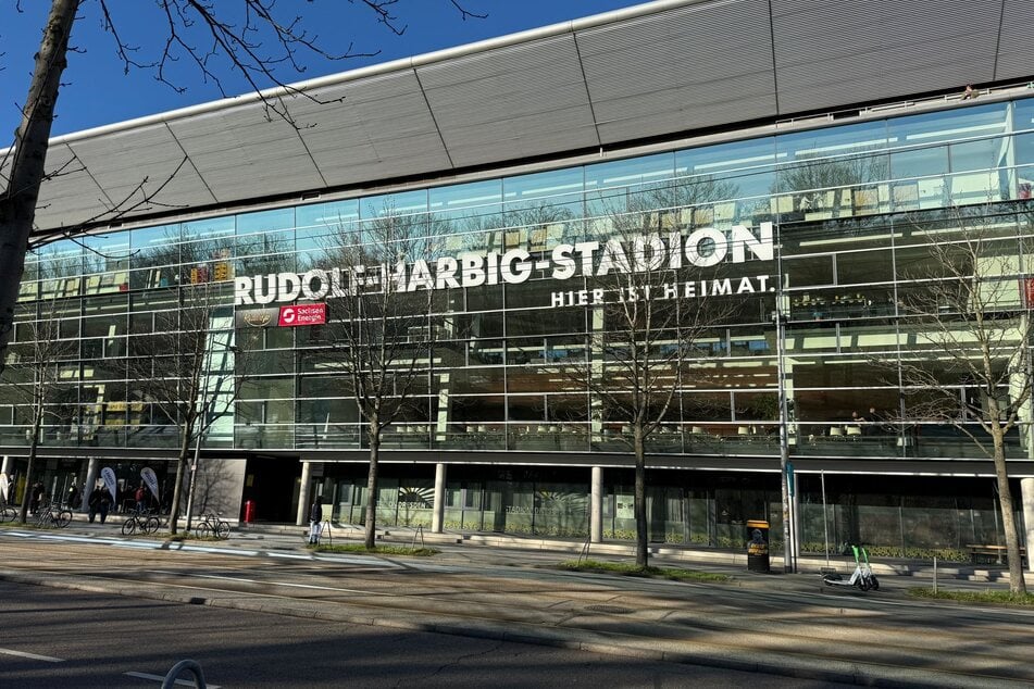 Kaiserwetter in Dresden! Begleitet von strahlendem Sonnenschein haben sich die Anhänger der Schwarz-Gelben in Richtung Rudolf-Harbig-Stadion aufgemacht.