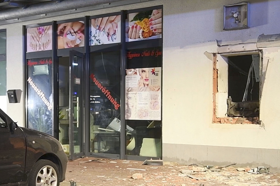 Geldautomat gesprengt: Heftige Explosion sorgt für jede Menge Schaden