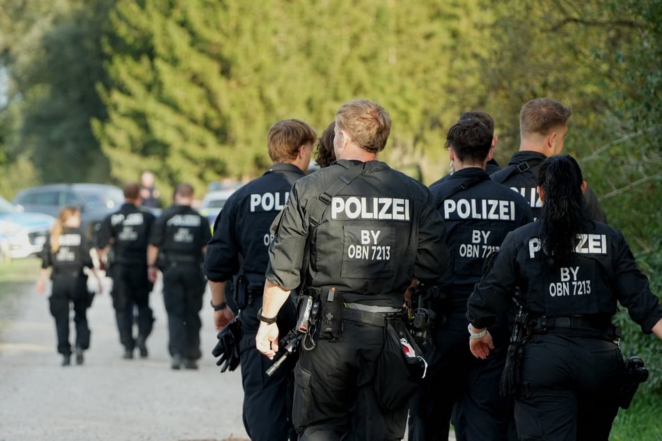 Polizisten durchkämmten das Gebiet südlich vom Flughafen München.