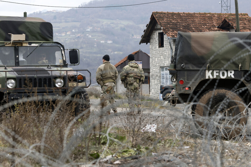 Die Nato-Schutztruppe KFOR steht zwischen den verhärteten Fronten an der kosovarisch-serbischen Grenze.