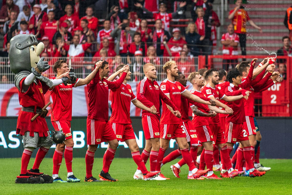 Die Union-Kicker feiern im Stadion An der Alten Försterei den 2:1-Sieg gegen Borussia Mönchengladbach mit ihren Fans.