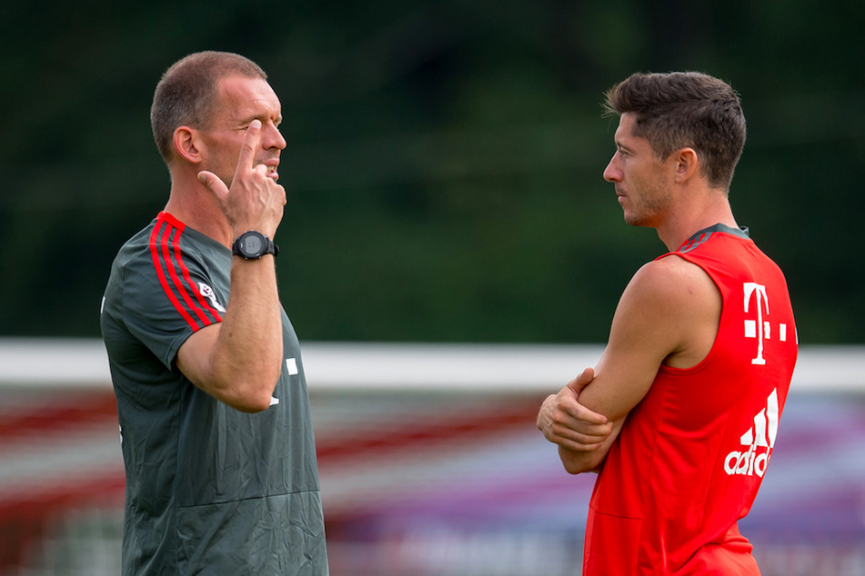 Holger Broich, Fitness-Leiter vom FC Bayern München, und Spieler Robert Lewandowski unterhalten sich auf dem Trainingsplatz.