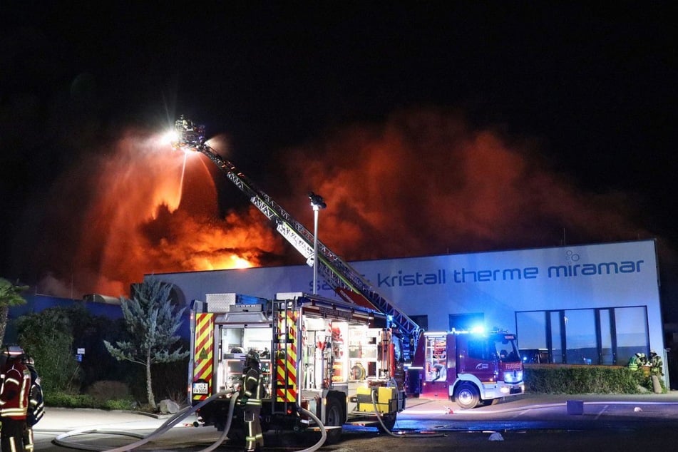Hohe Flammen schlugen Ende 2024 aus dem Gebäude im baden-württembergischen Weinheim. (Archivbild)