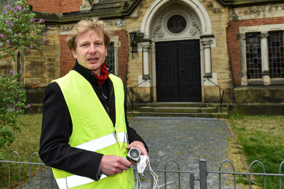 Gemeindepädagoge Stephan Wilczek (39) hat die Wartenden nach und nach in die Kirche gelassen.