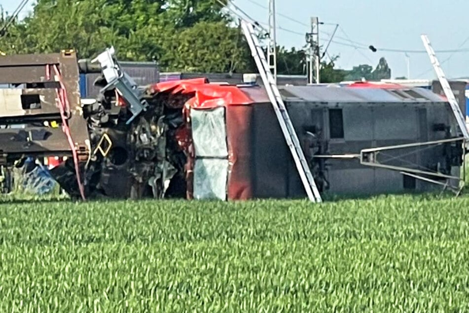 Tödlicher Güterzug-Unfall bei Münster in Südhessen: Das Foto zeigt eine entgleiste Lok.