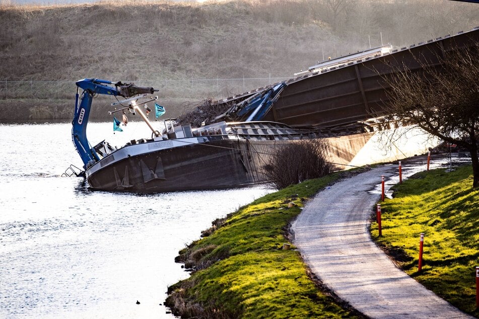 Die Brücke nahe der belgischen Kleinstadt La Louvière krachte in einen Fluss.