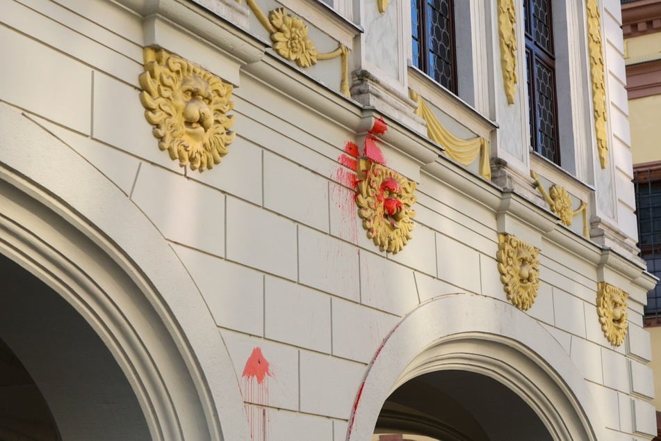 Farbbeutel flogen gegen die Handelsbörse.