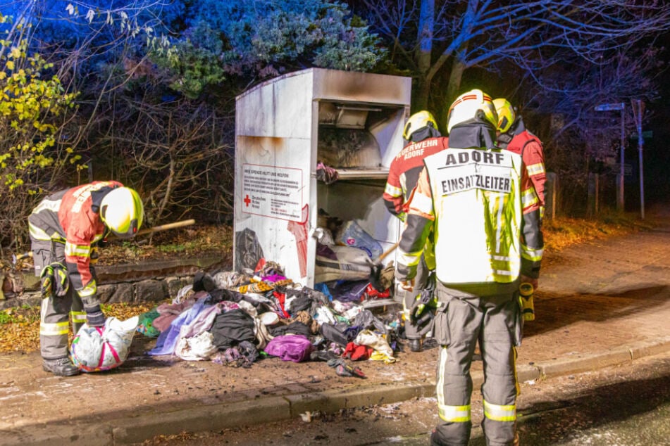 Am Freitagabend brannte bereits der sechste Kleidercontainer.
