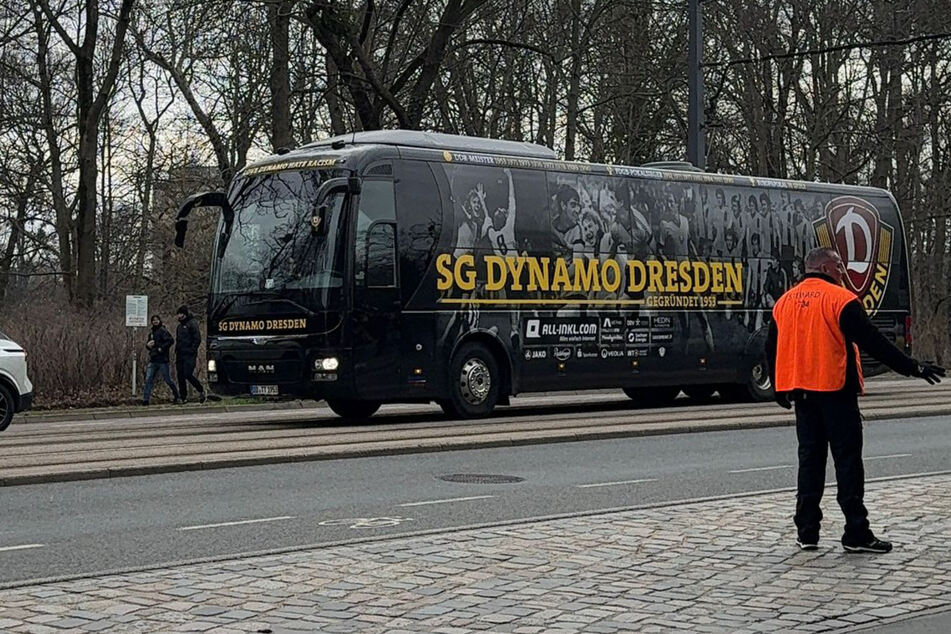 Die Dynamos sind als zweites Team am Stadion angekommen.