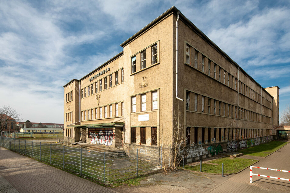 Im Mai entscheidet sich, ob aus dem Sachsenbad ein Bürogebäude wird oder der Verfall weitergeht.