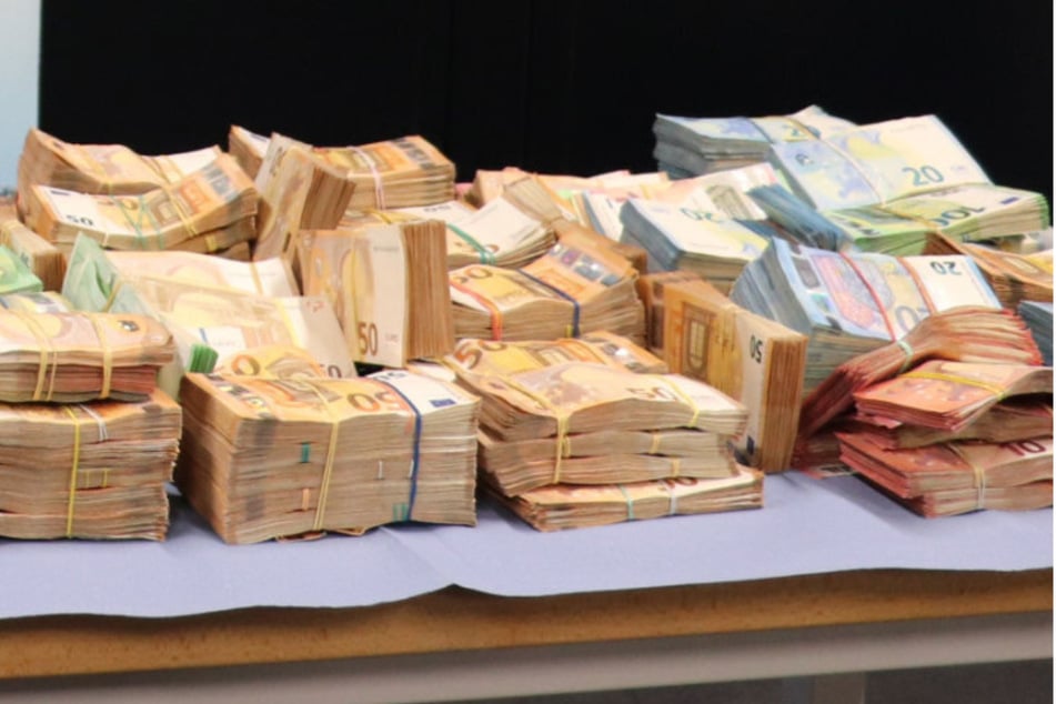 So viele Scheine! Polizisten finden Millionensumme versteckt in Auto