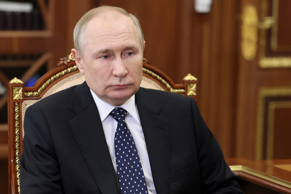 Ein nachdenklicher Wladimir Putin (70) sitzt auf einem goldenen Stuhl.