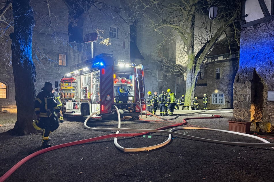 Auch die Ursache des Feuers war noch nicht bekannt.