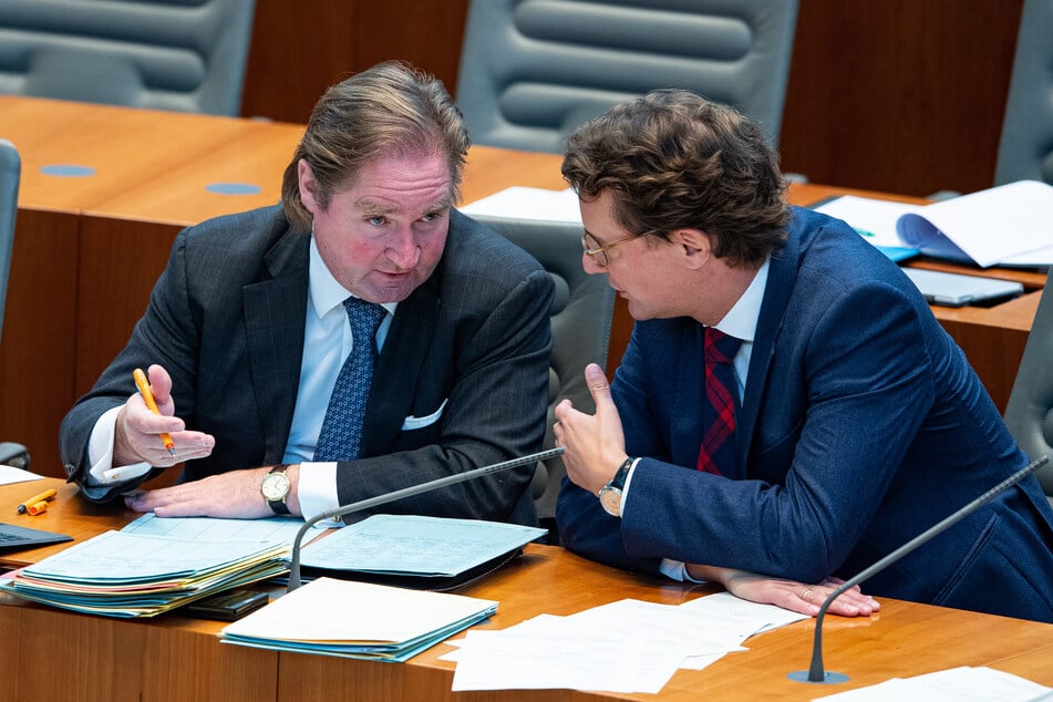 NRW-Finanzminister Lutz Lienenkämper (51, CDU, l) und NRW-Verkehrsminister Hendrik Wüst (45, CDU) unterhalten sich bei einer Sitzung im Landtag im November 2019.