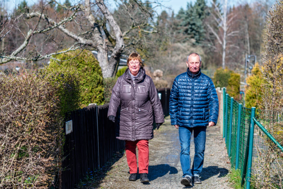Elke (68) und Bernd Albrecht (79) genießen den Spaziergang zwischen den Parzellen.