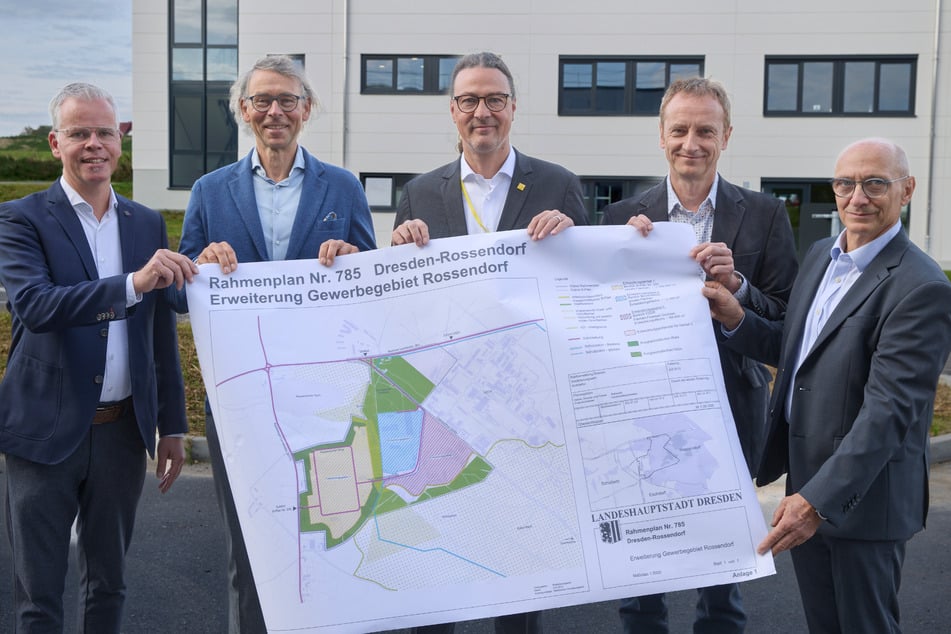 Neues Zentrum im Kampf gegen den Krebs in Rossendorf: Klaus Kopka (58, Helmholtz-Zentrum, v.l.), Jens Junker (62, ROTOP), Steffen Rietzschel (54, Wirtschaftsförderung), Dietmar Schlösser (56, VKTA) und Gunnar Mann (Eckert &amp; Ziegler).