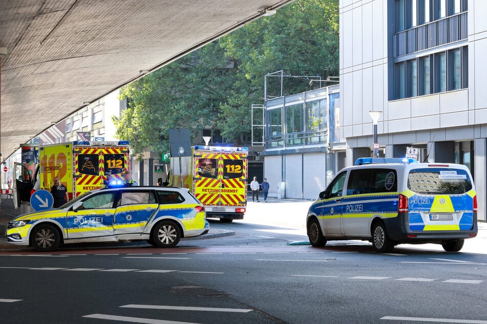 Die Insassen in beiden Polizeiwagen wurden verletzt.