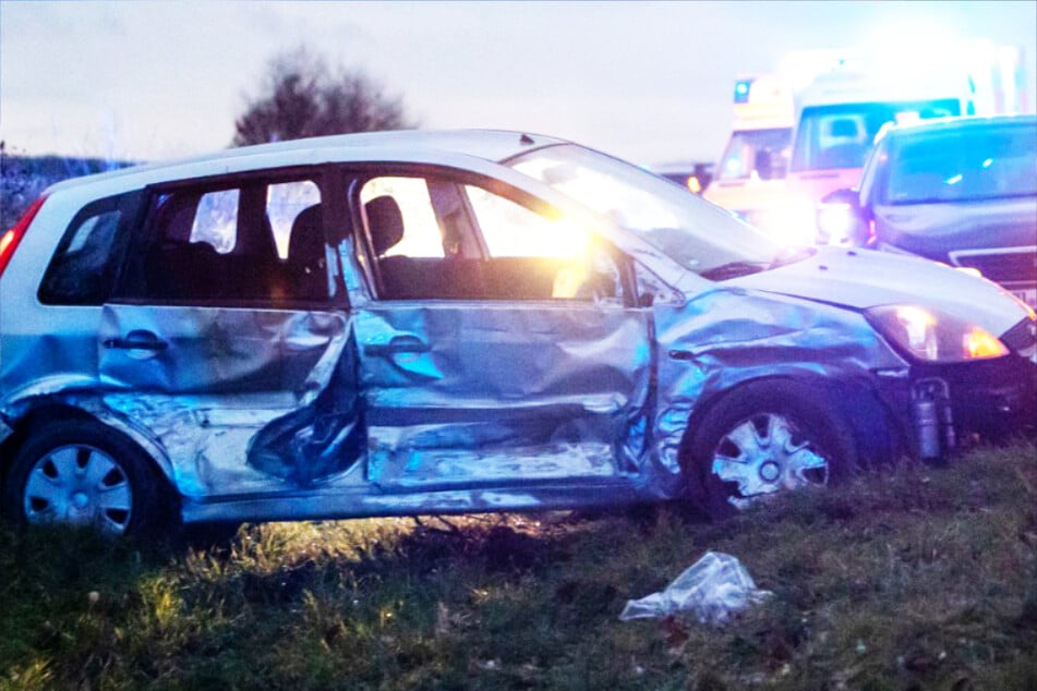 Unfall mit sechs Verletzten auf der B521 bei Schöneck: Das Foto zeigt eines der beiden beteiligten Autos.