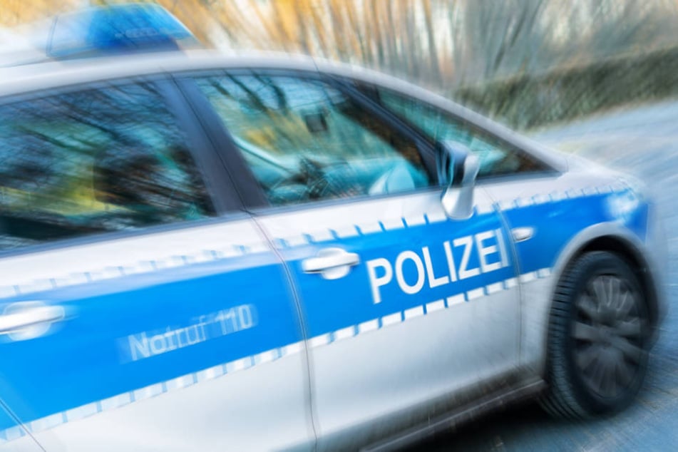 Der Polizeiwagen war mit Blaulicht und Martinshorn unterwegs, als es zu dem frontalen Zusammenstoß kam. (Symbolbild)