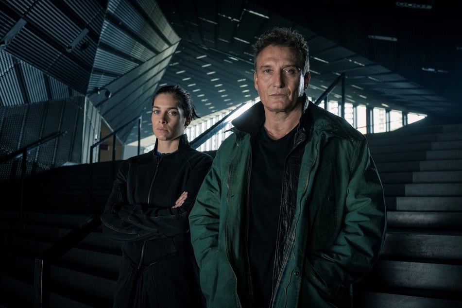 Die Europol-Agenten Aart Westerfeld (Oliver Masucci, 56) und Nina Bittmann (Sophie Mousel, 34) ermitteln in einem Mordfall in einer dystopischen Welt in der Drohnen und Künstliche Intelligenz das Leben der Menschen überwachen.
