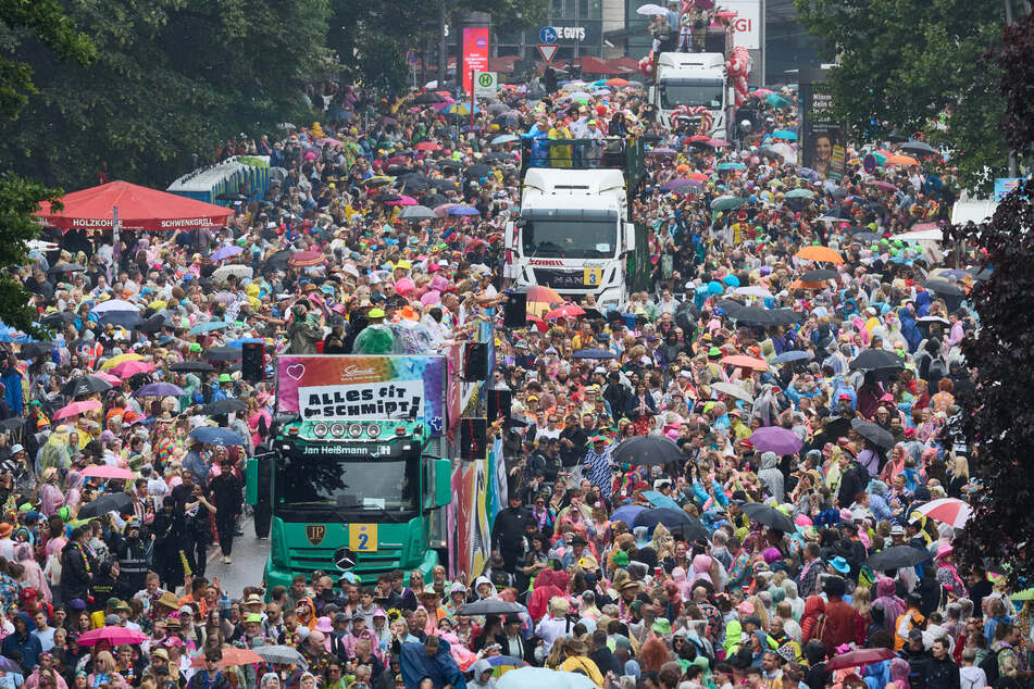 Trucks fuhren am Samstag auf dem Schlagermove-Umzugs 2026 zwischen den Teilnehmenden auf der Helgoländer Allee.