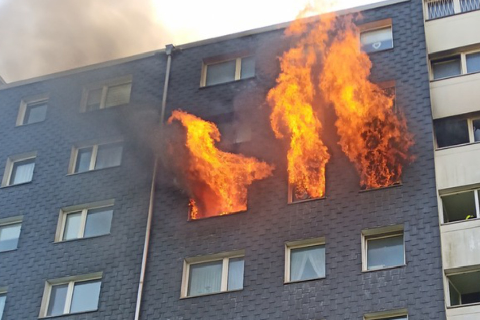 Flammen-Inferno in Wohnung: Vier Personen verletzt