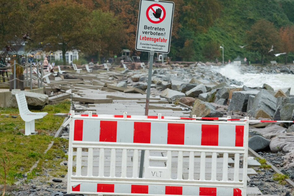 Die Stadt Sassnitz hat an der vom Sturm zerstörten Strandpromenade Schilder mit der Aufschrift "Lebensgefahr" aufgestellt.