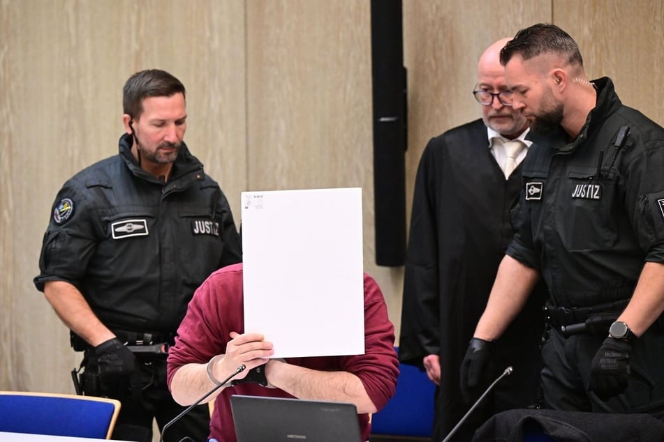 Der Täter wurde im Oktober 2025 zu einer lebenslangen Strafe verurteilt.
