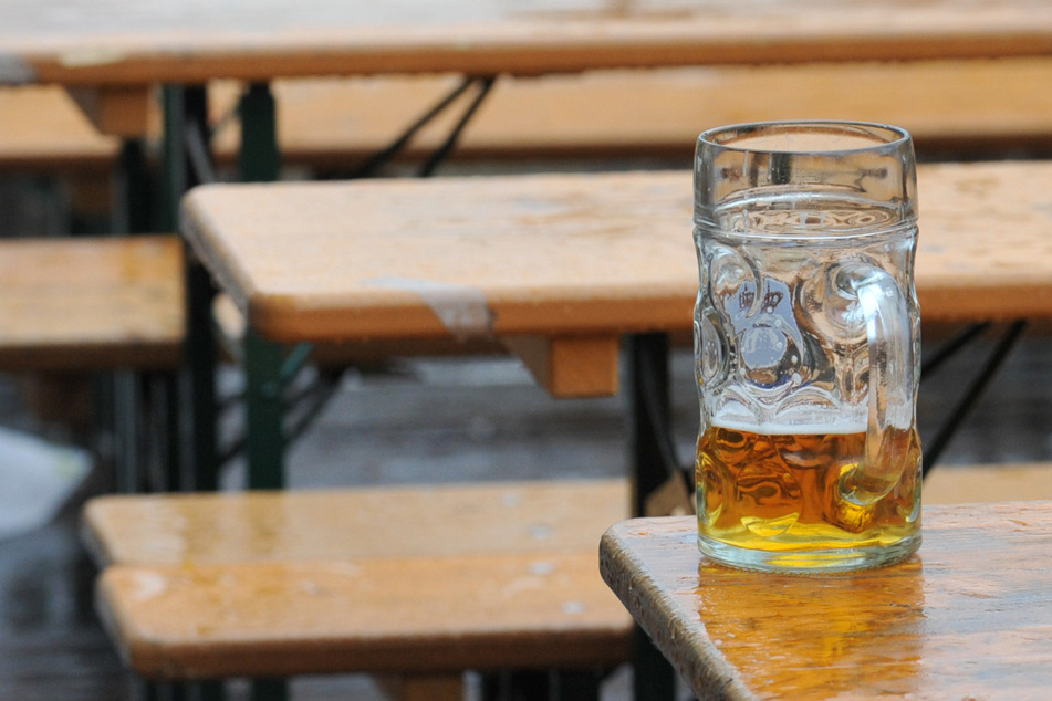 Streit im Biergarten eskaliert: Besucher halten Angreifer fest, bis die Polizei kommt
