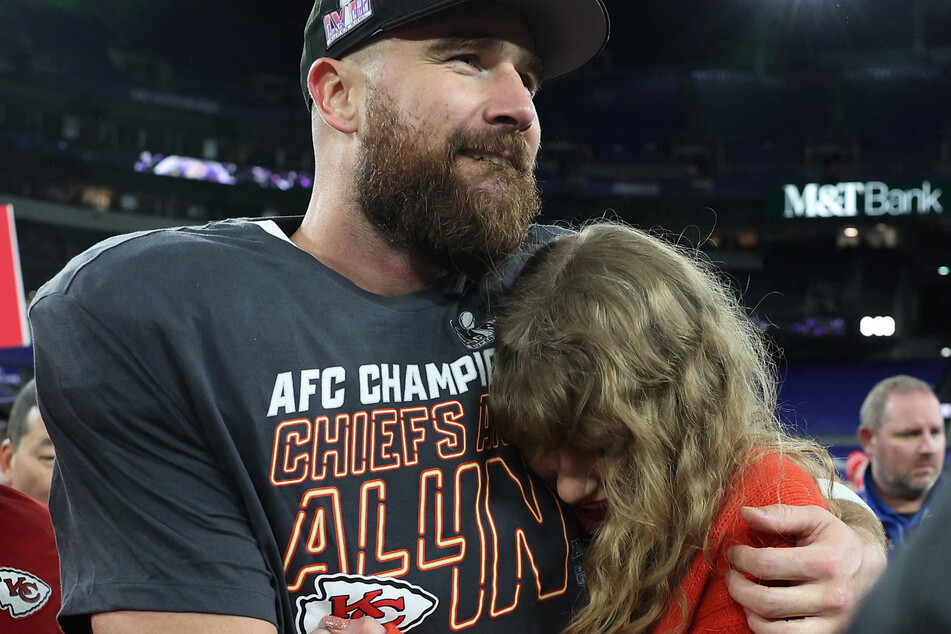 Taylor Swift went public with her romance with Chiefs tight end Travis Kelce (l.) in September 2023.