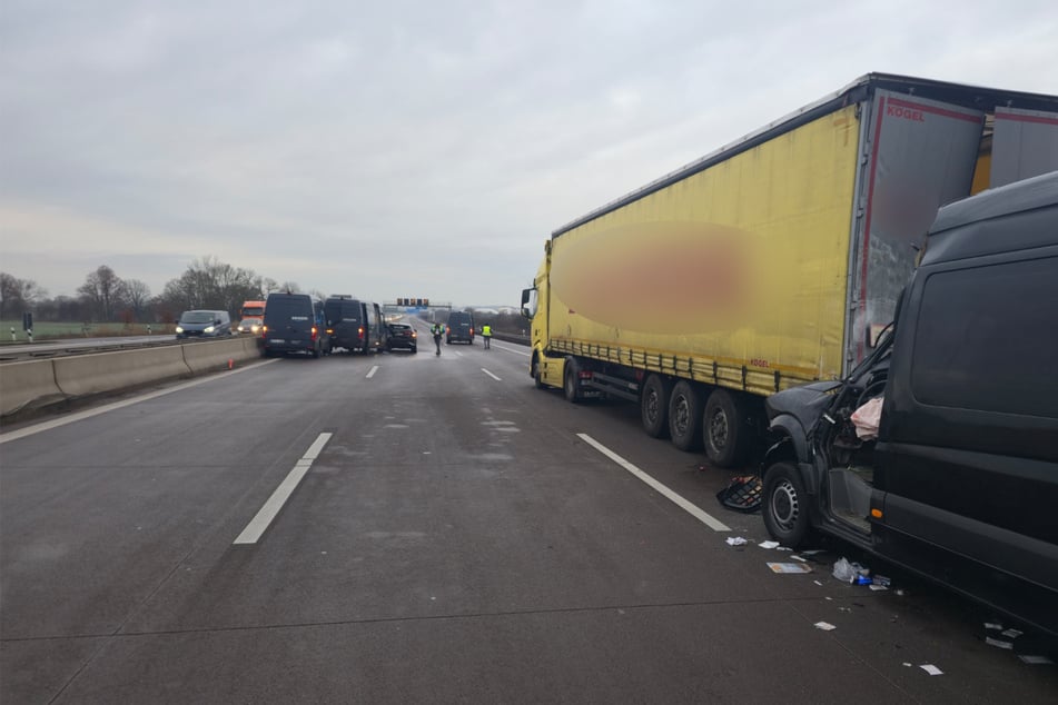 Unfall A2: Heftiger Auffahrunfall auf A2: Fahrer wird eingeklemmt und schwer verletzt