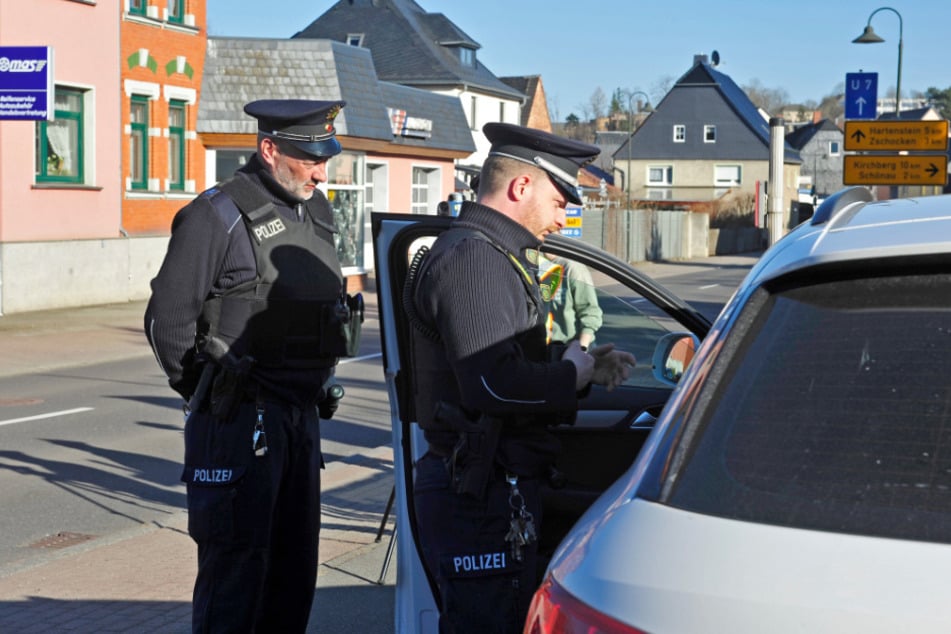 Polizeihauptmeister Carsten Mahn (50, l.) und Polizeihauptkommissar Johannes Kipping (31) während einer Kontrolle.