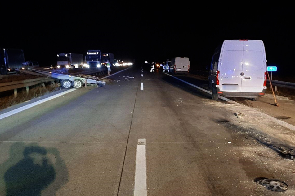 Unfall A72: Transporter verliert auf A72 Pflastersteine: Autobahn drei Stunden dicht!