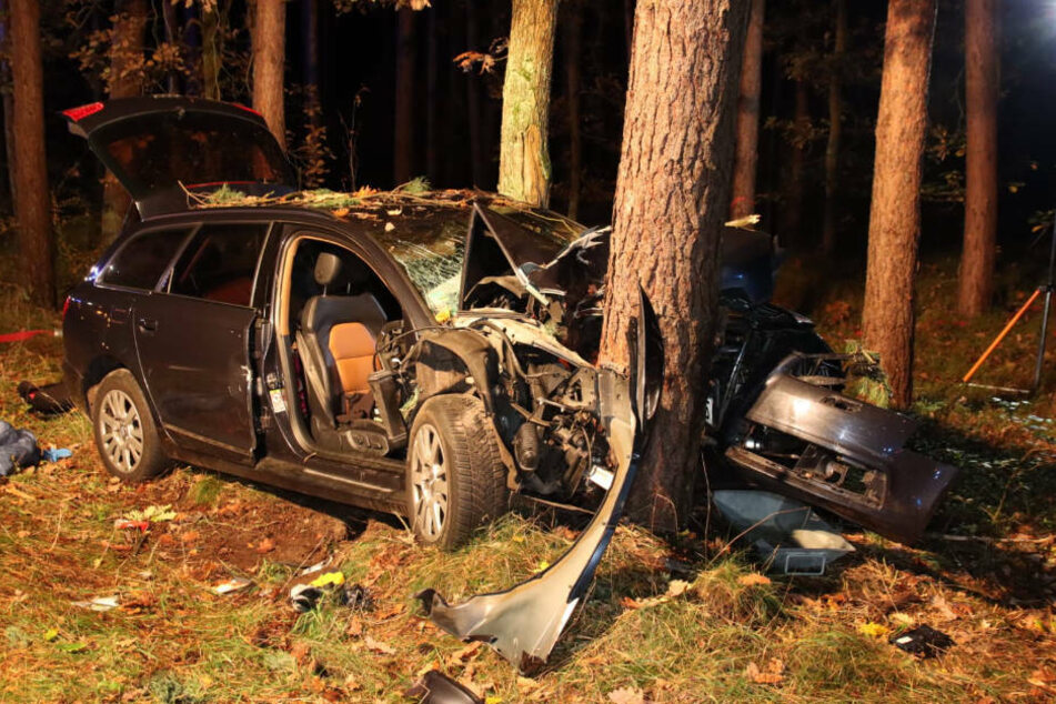 Das vollkommen zerstörte Wrack des Audi lässt erahnen, wie heftig der Aufprall auf den Baum gewesen sein muss.