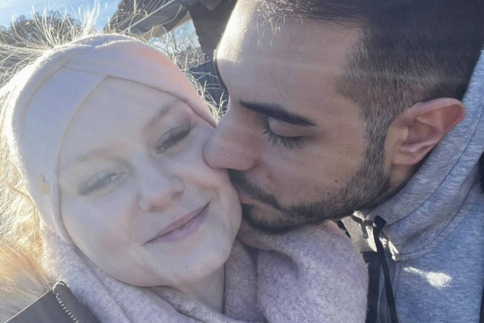 Nicht nur von der Sonne geküsst: Sarah-Jane Wollny (25) zeigte sich jüngst ganz verliebt mit Freund Tinush.