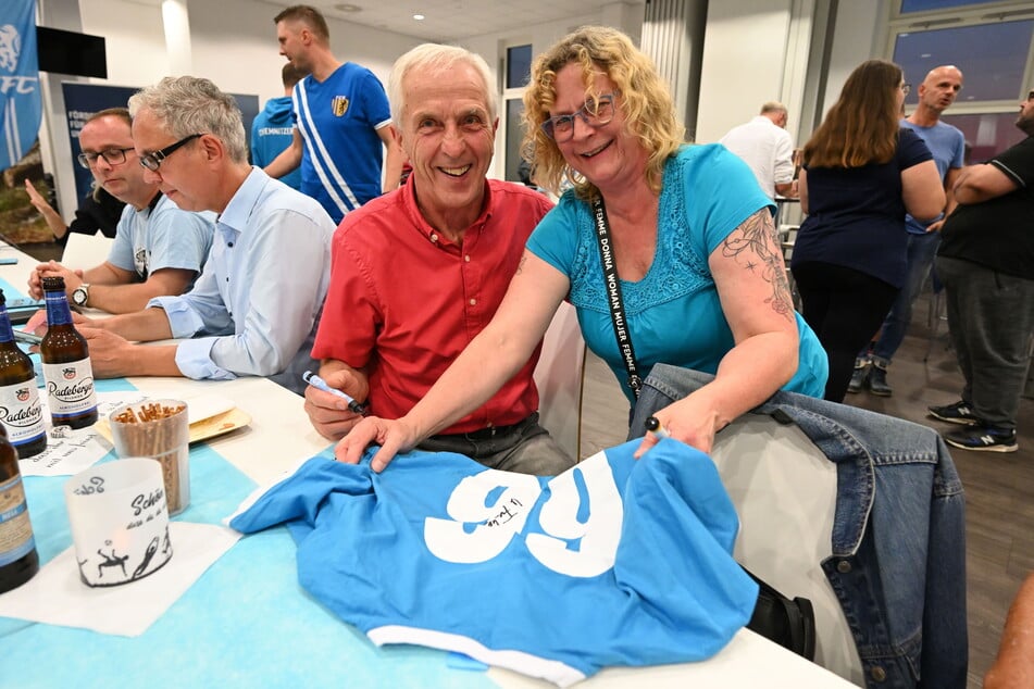 CFC-Trainerlegende Christoph Franke (79) signiert für Fan Heike Dziubale (58) ein Trikot.